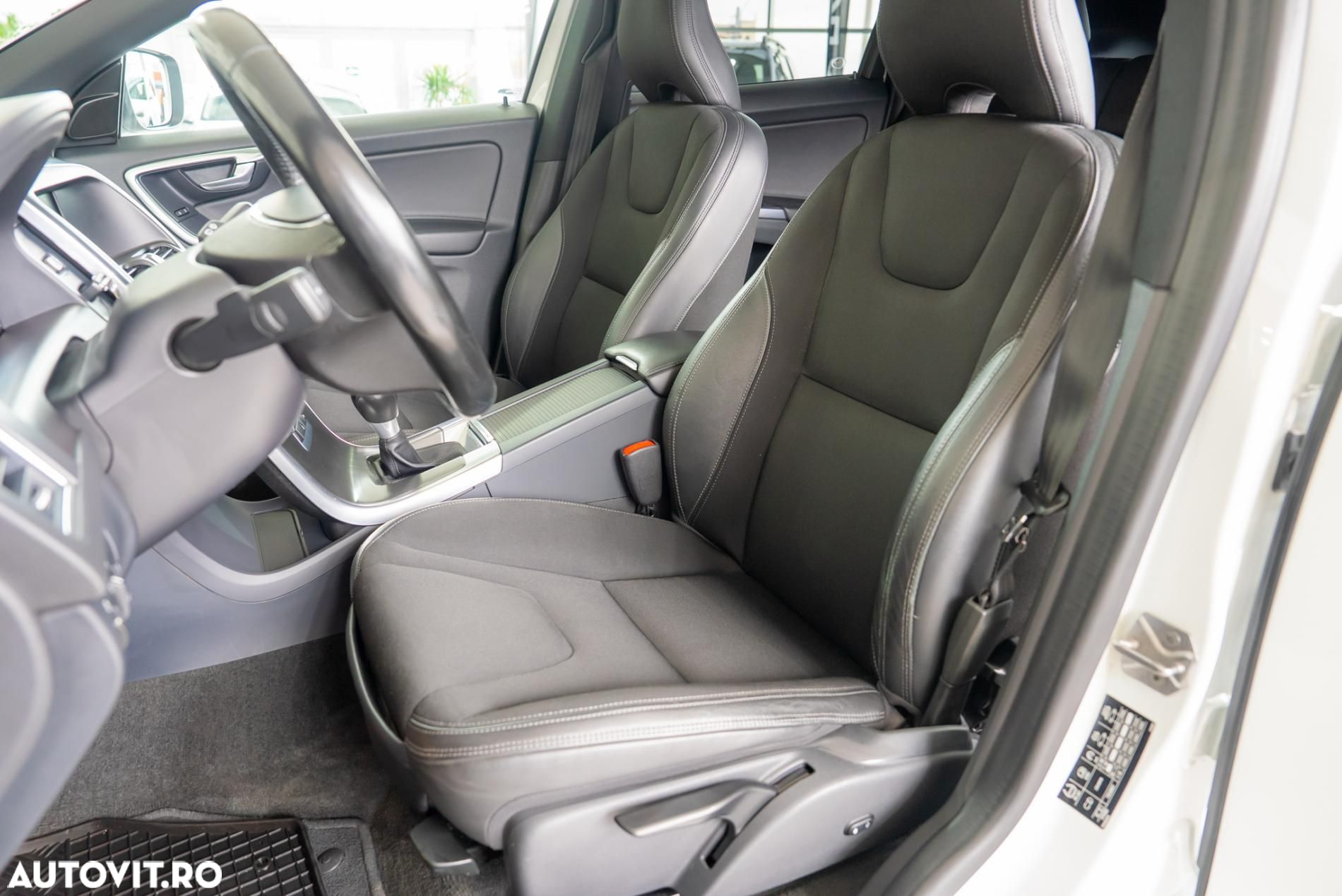 Volvo XC 60 D5 AWD Momentum - 6