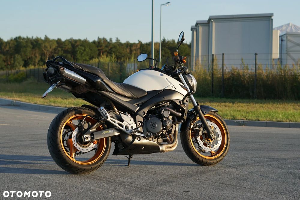 Suzuki GSR - 3