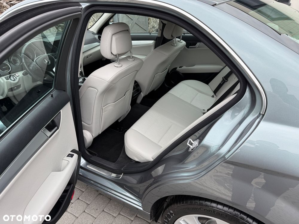 Mercedes-Benz Klasa C 180 CGI BlueEff Avantgarde - 12
