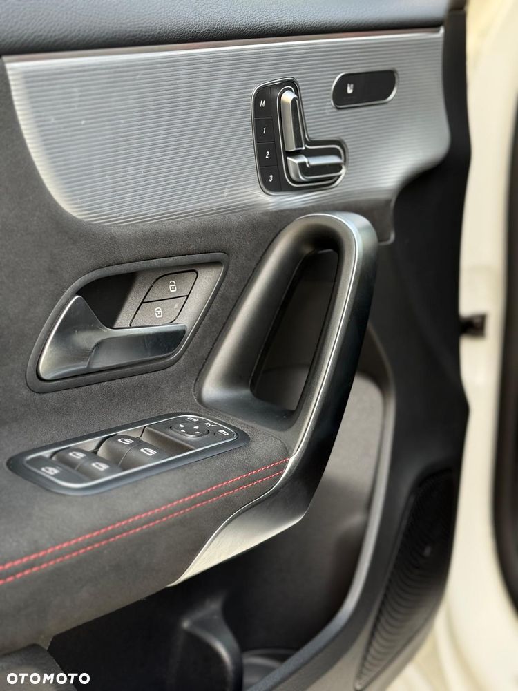 Mercedes-Benz Klasa A 220 4-Matic AMG Line 7G-DCT - 19