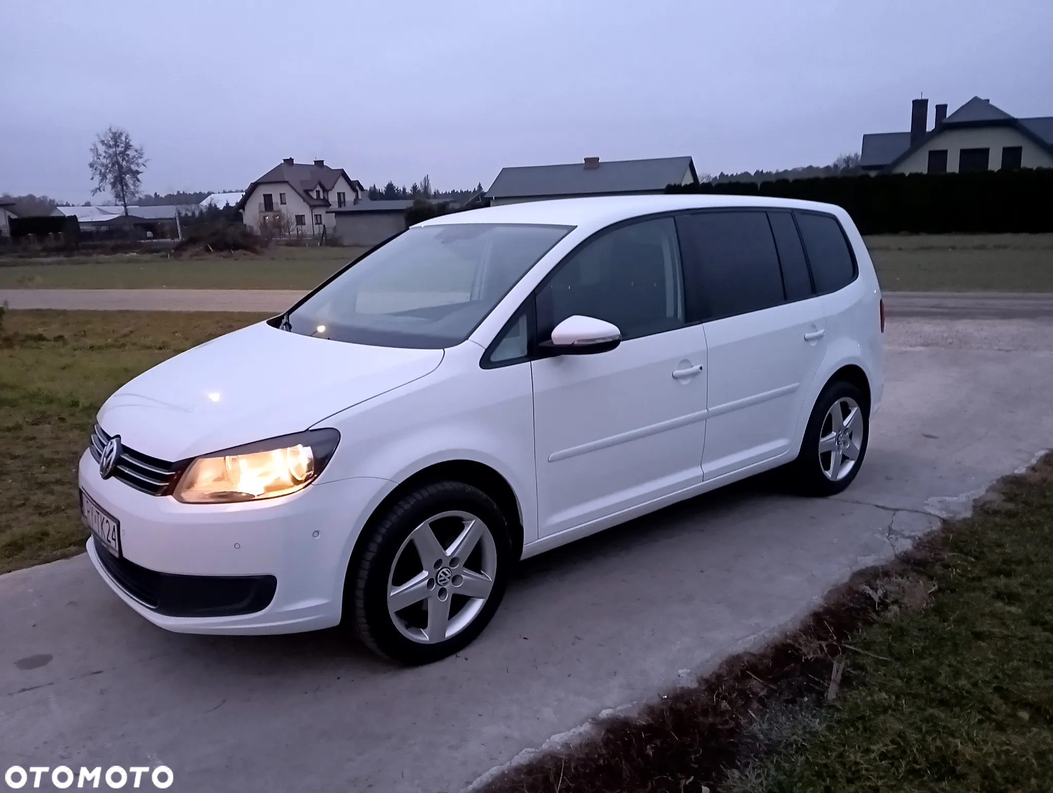 Volkswagen Touran 2.0 TDI DPF BlueMotion Technology DSG Comfortline - 10