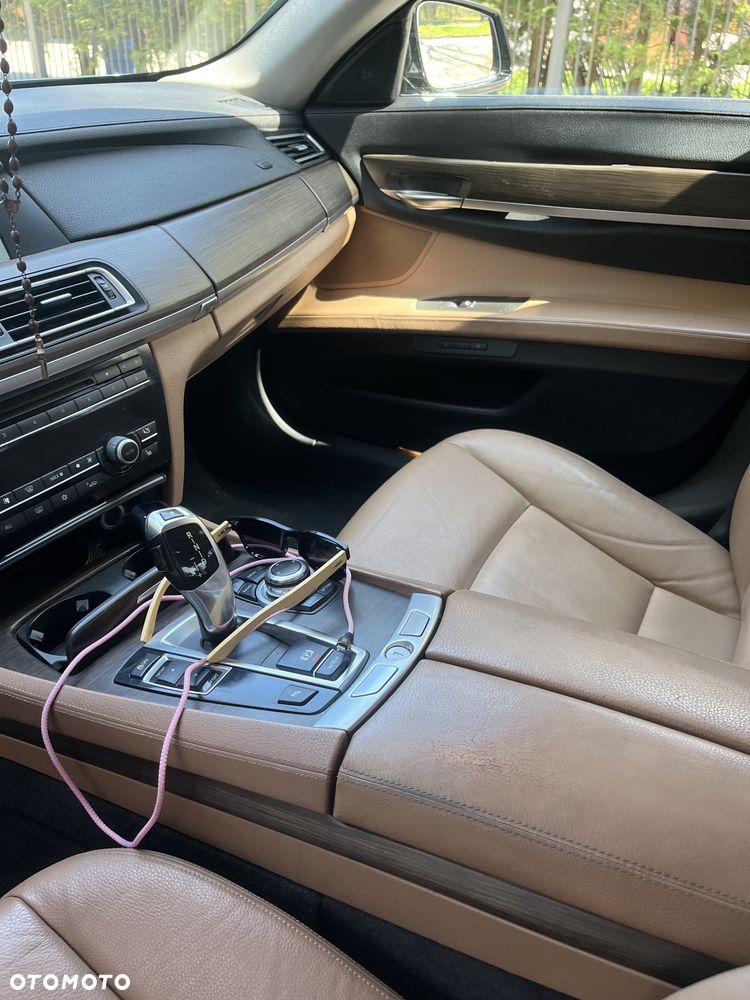 BMW Seria 7 740i - 24