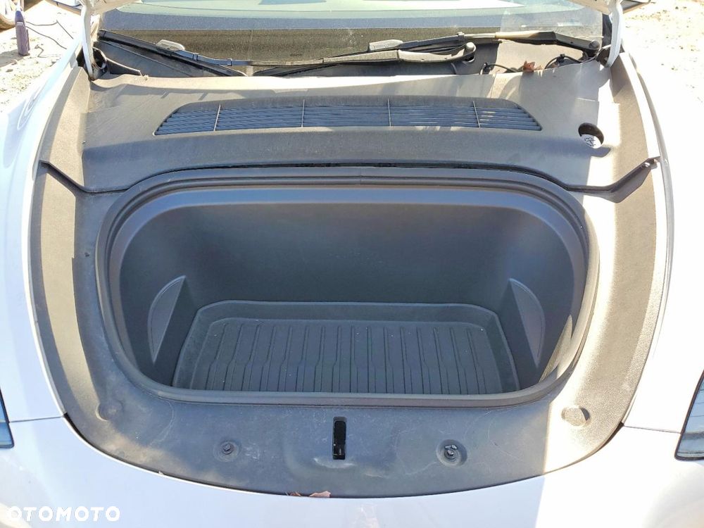 Tesla Model Y Long Range Dual Motor AWD - 11