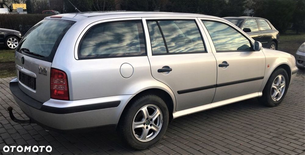 DRZWI PRAWY TYŁ 9102 SKODA OCTAVIA I KOMBI - 1