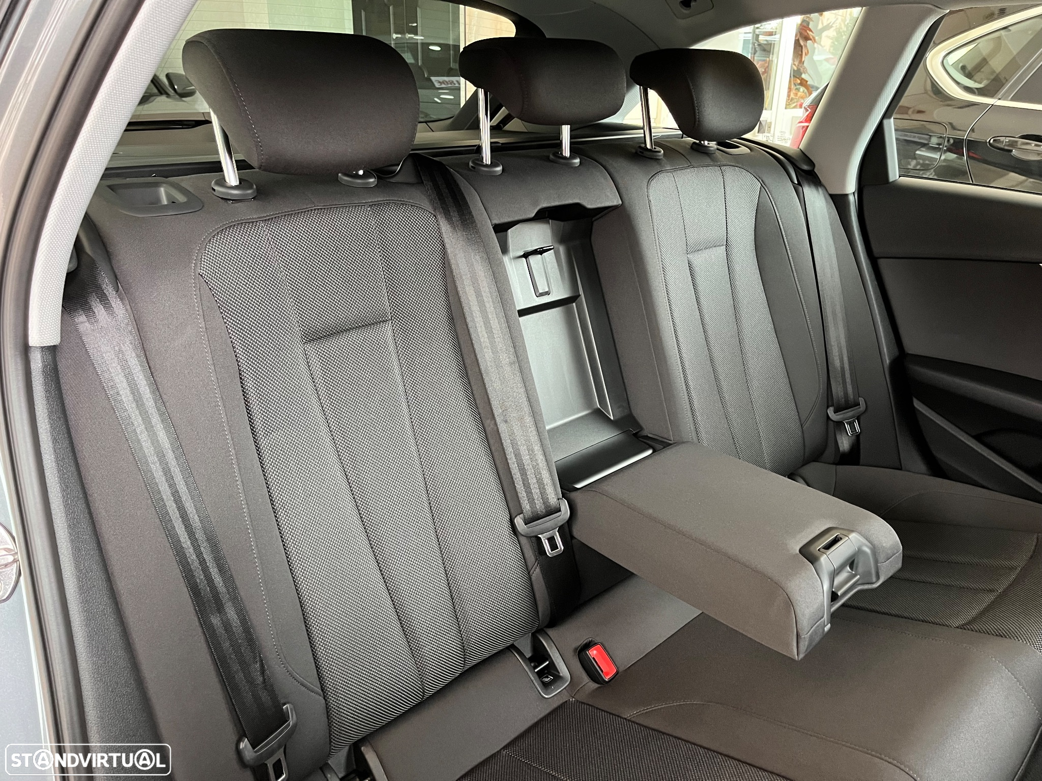 Audi A4 Avant 35 TDI Design S tronic - 42