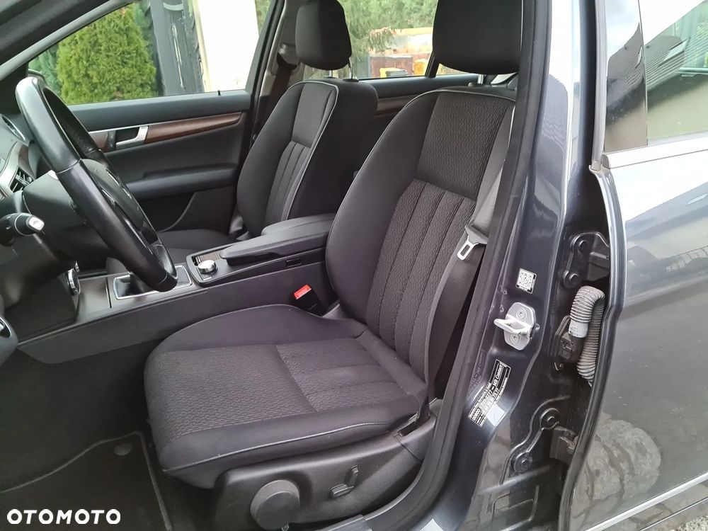 Mercedes-Benz Klasa C 180 CGI BlueEff Elegance - 28