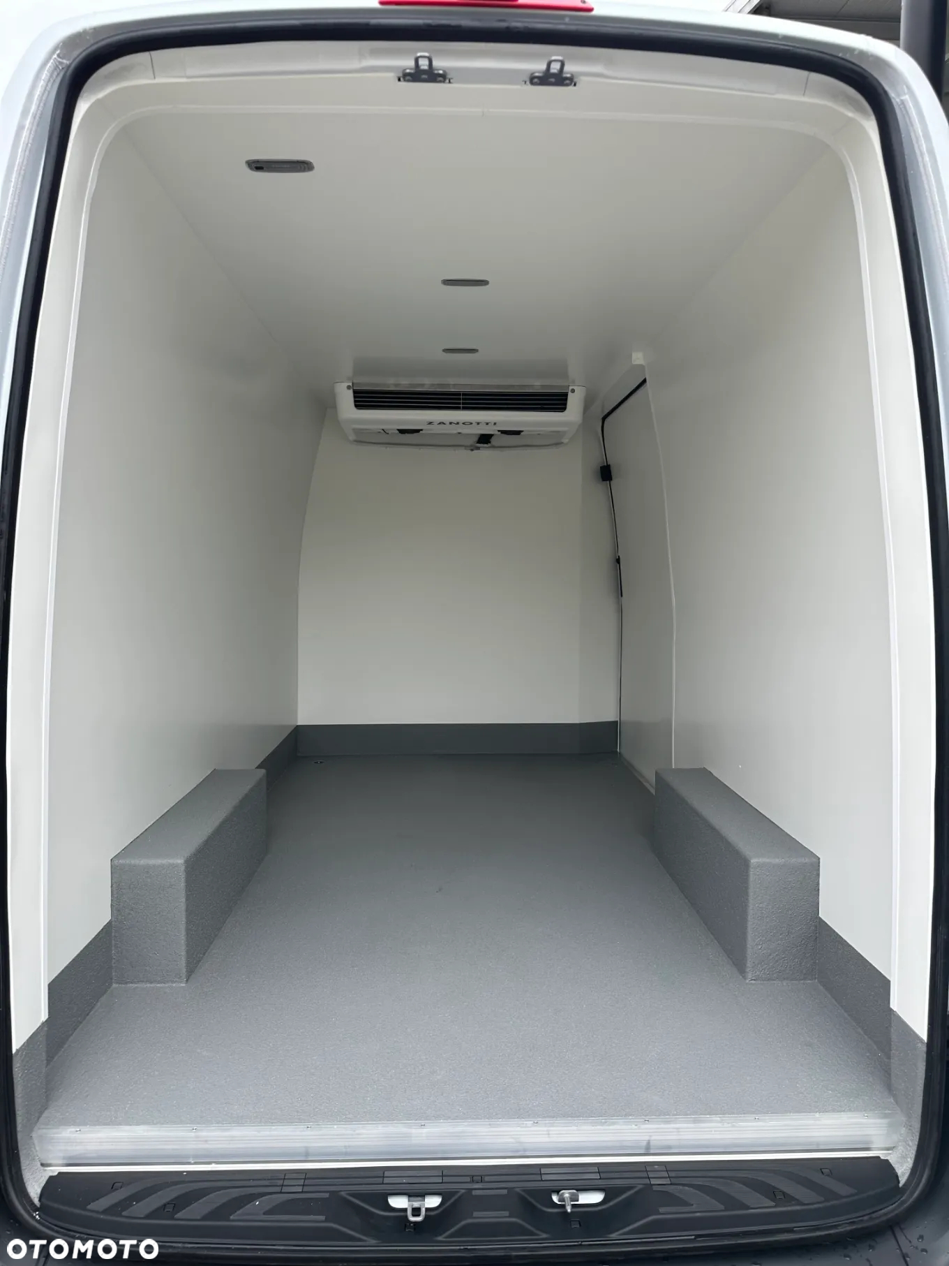 Mercedes-Benz Sprinter - 25