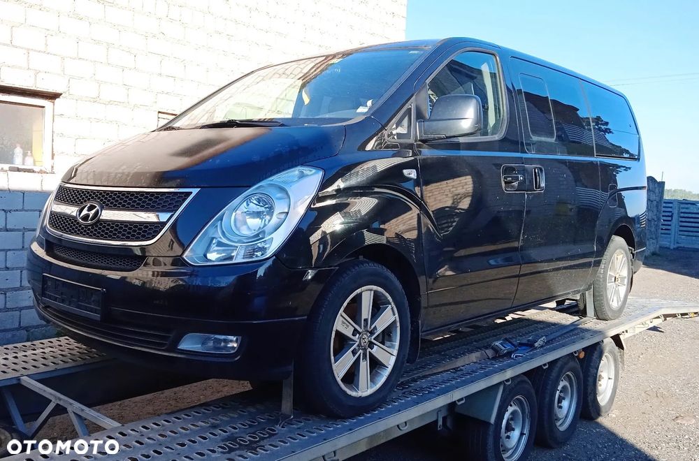 Na części Hyundai H1 II Wagon 2.5 CRDI 2010 lakier NBA silnik D4CBA skrzynia biegów GZ04 maska klapa drzwi przesuwne zderzak lampa błotnik fotel kanapa 7 miejsc szyba - 1