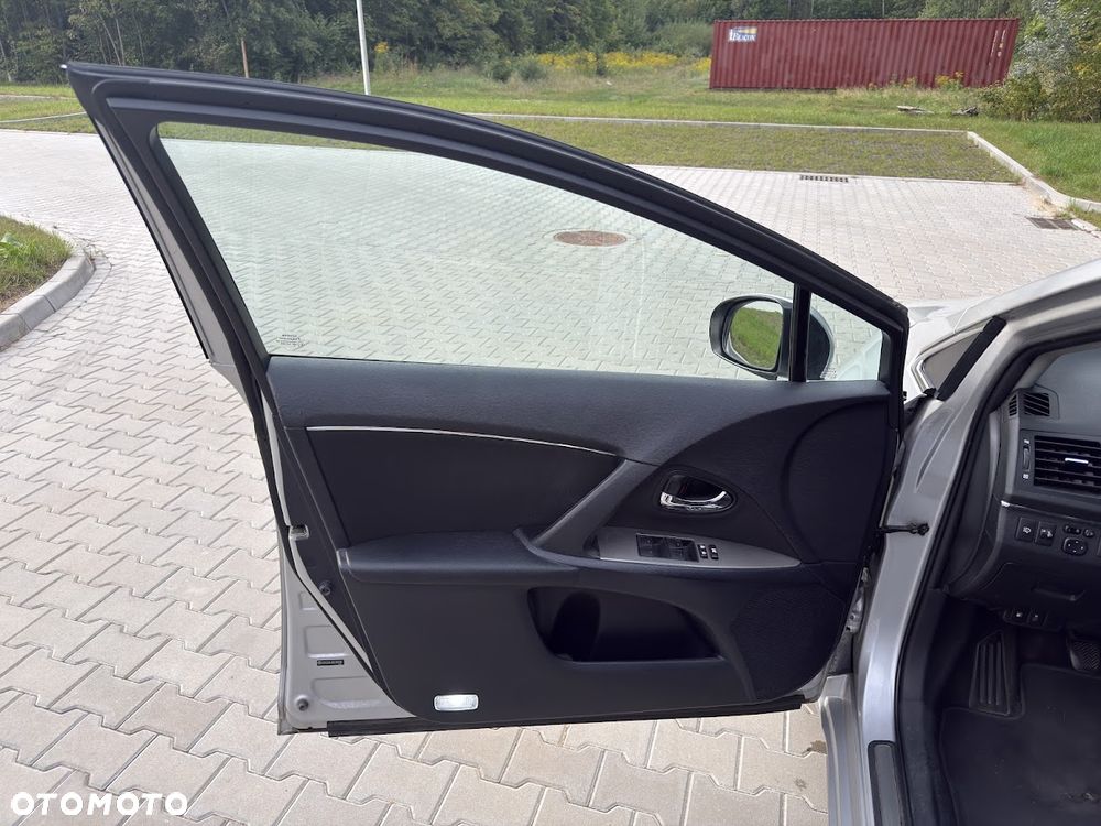 Toyota Avensis 1.8 Sol plus NAVI - 12