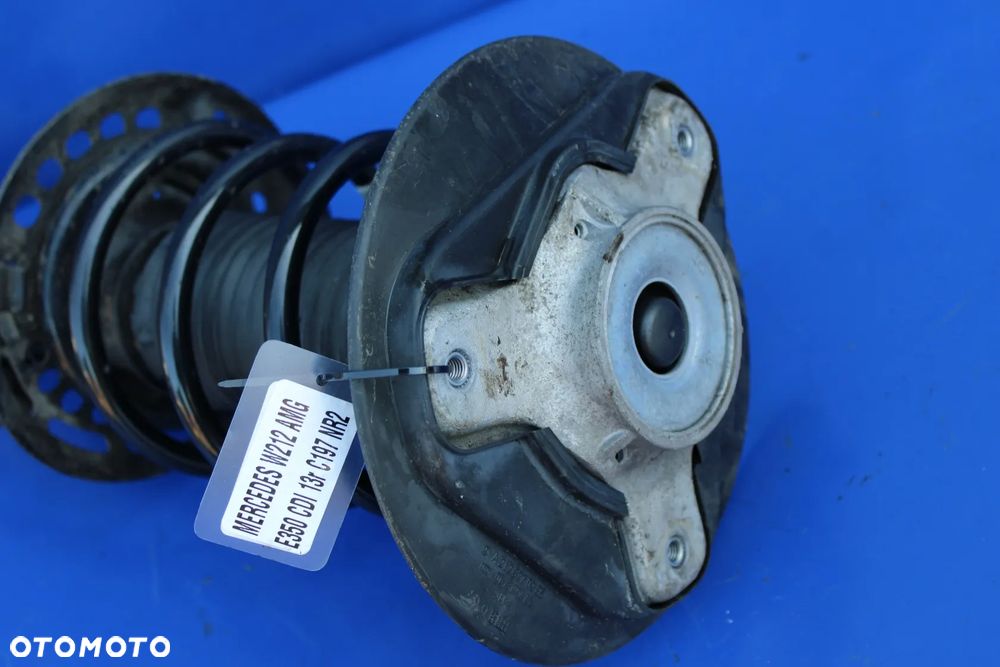 Amortyzator spręzyna przedni przód prawy = lewy OE Mercedes W212 A2123209738  do Mercedes W212 Lift E350 2013r Kombi pakiet  AVANTGARDE      Rocznik 2013 model e350  pakiet AMG     Silnik  642852 M642 V6 3.5 cdi  272 KM (200 kW)     Skrzynia biegów 722.903     197   czerń obsydianu - lakier metaliczny     241A Skóra - czerń / antracyt     244 Sportowe fotele z przodu     277    Kierownica sportowa     486    Zawieszenie sportowe znaków drogowych     631   Reflektory LED statyczne     608  Automatic High Beam Switch (IHC)     772  AMG-Styling - spojler przedni, progi boczne  AP0826 (2) - 8