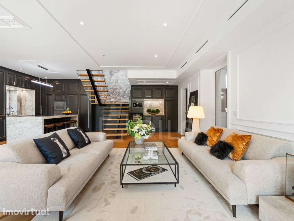 Moradia T4 com jardim e piscina, situada no centro de Cascais - Grande imagem: 4/39