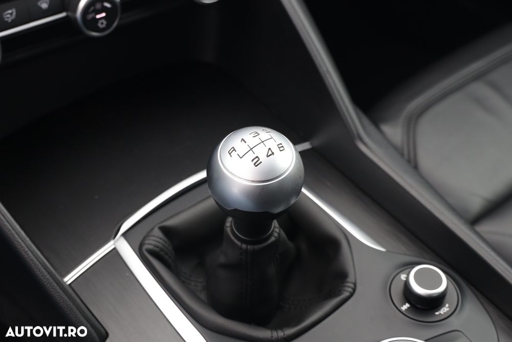 Alfa Romeo Giulia 2.2 - 25