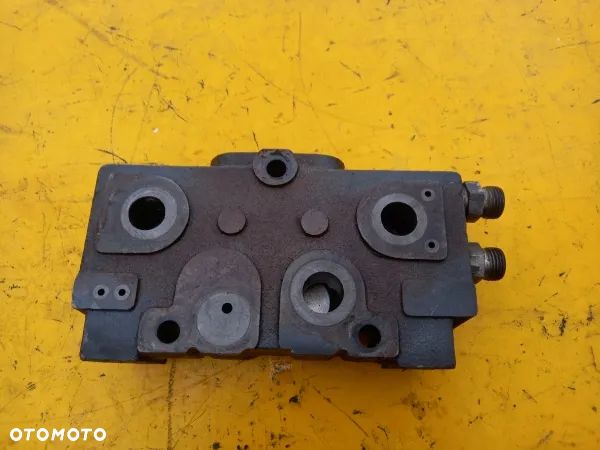 Sekcja rozdzielacza hydraulicznego zawór New Holland 8970A - 10