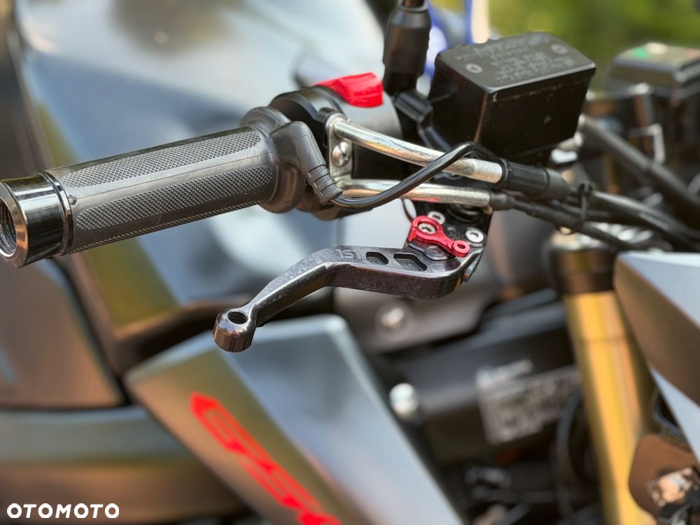 Suzuki GSR - 25