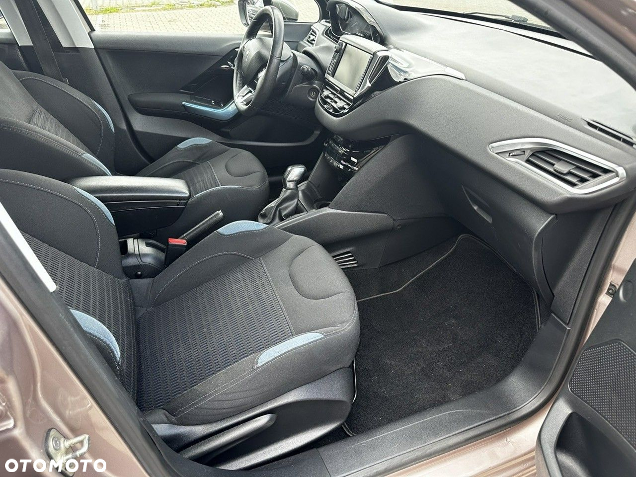 Peugeot 208 - 14