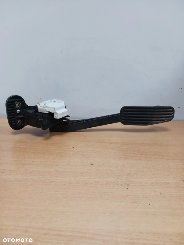 Pedał potencjometr gazu Volvo S60 V70 XC70 S80 XC90 30683516 EUROPA