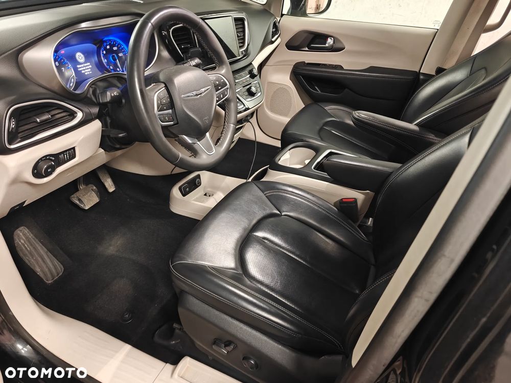Chrysler Pacifica - 12