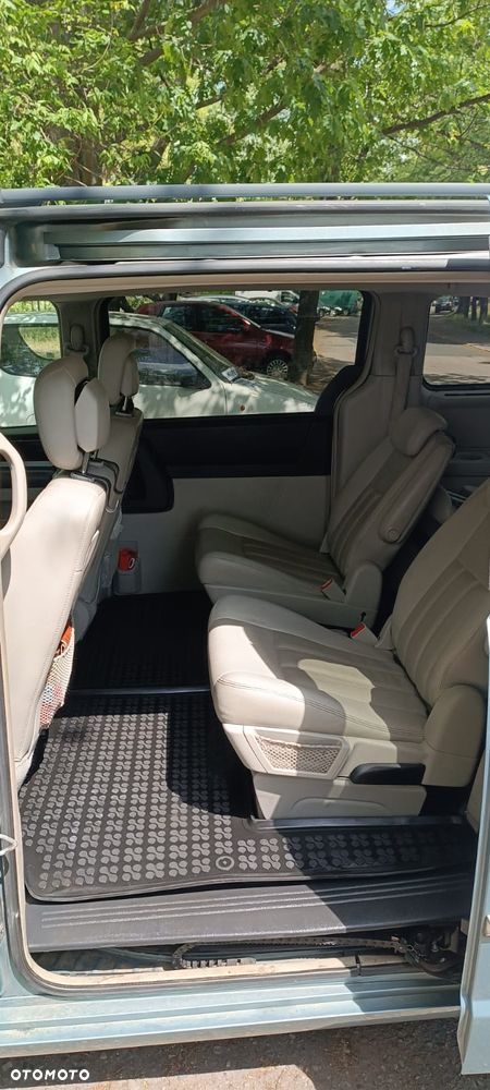 Chrysler Town & Country - 2