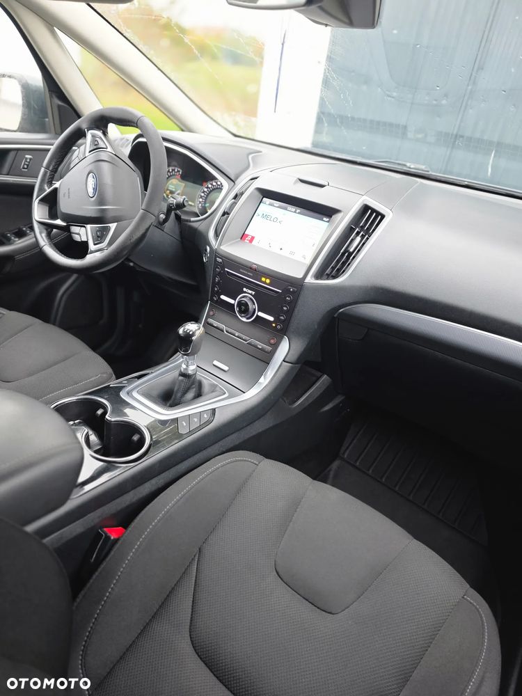 Ford S-Max - 11
