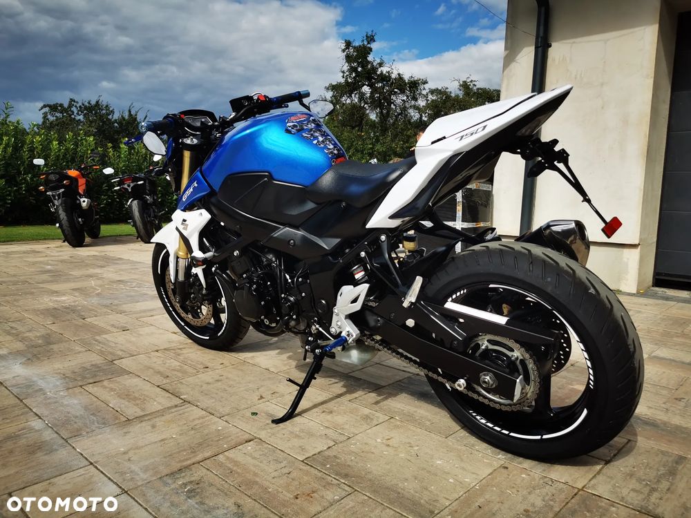 Suzuki GSR - 6