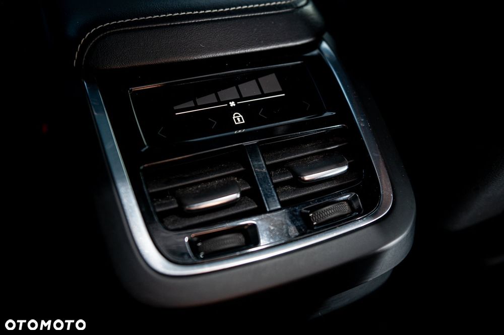 Volvo XC 60 D5 AWD Geartronic RDesign - 13