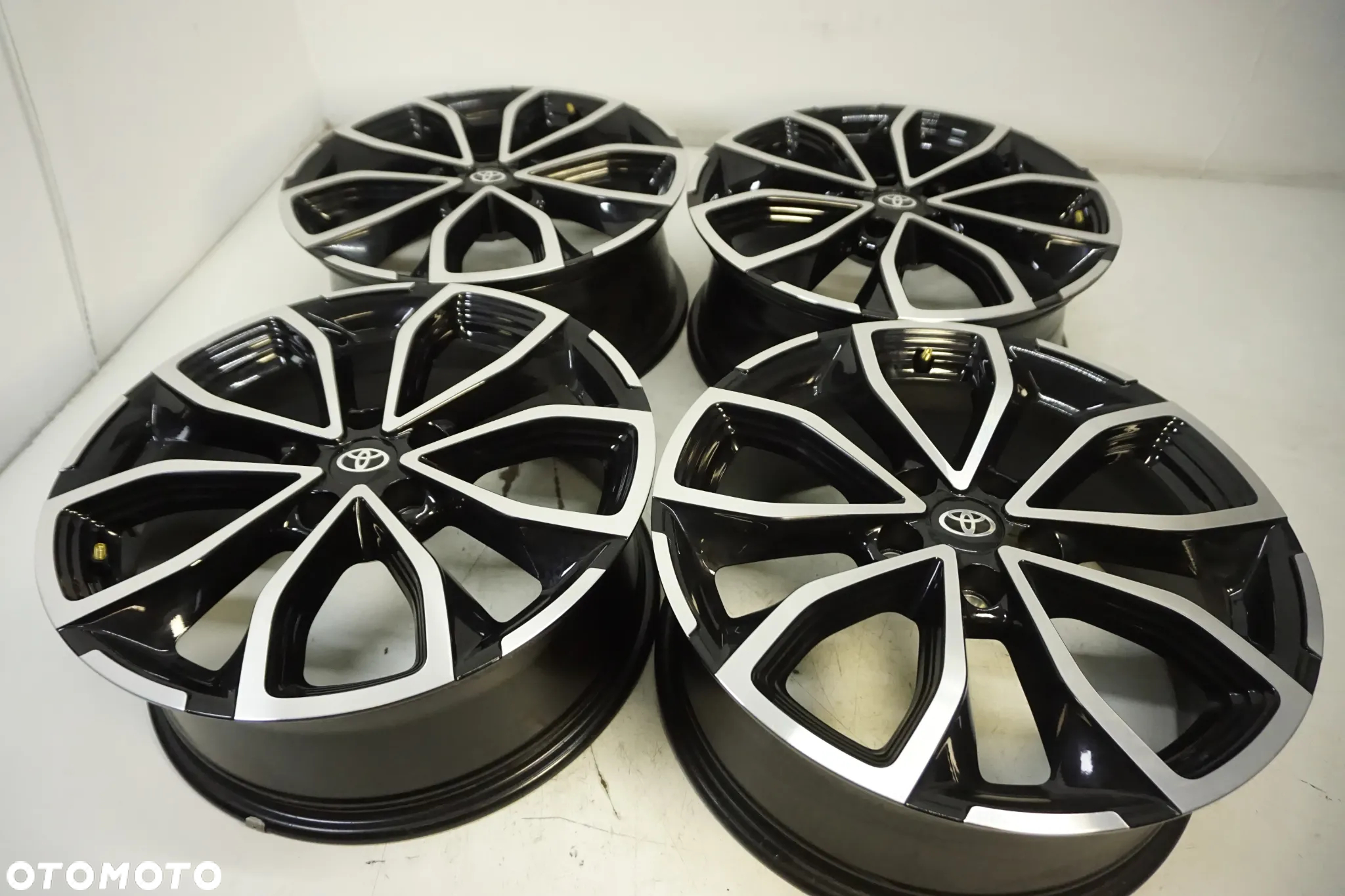FELGI ALUMINIOWE 18 TOYOTA  CH-R AURIS AVENSIS RAV 4 COROLLA VERSO YARIS CROSS CAMRY  5X114,3 - 8