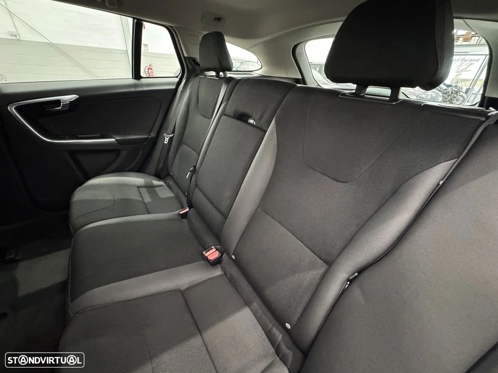 Volvo V60 2.0 D3 Momentum - 23