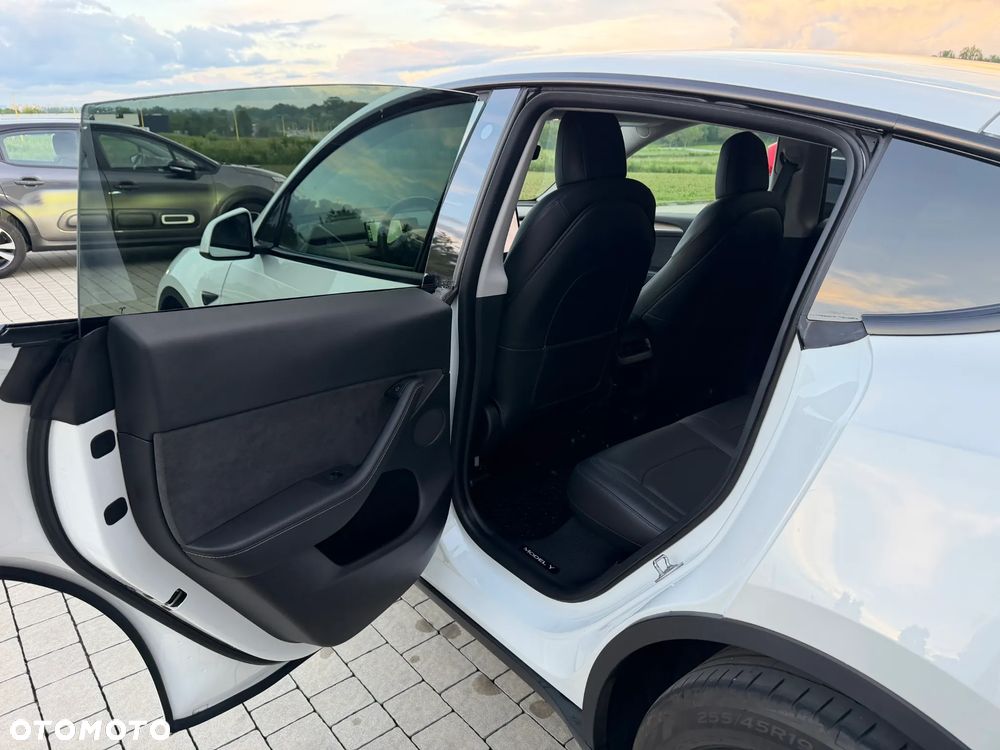 Tesla Model Y Long Range AWD - 16