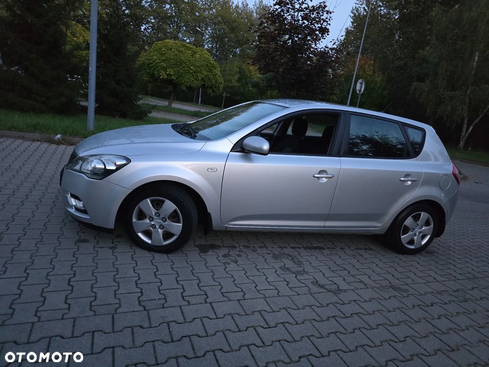 Kia Ceed 2011 photo 4