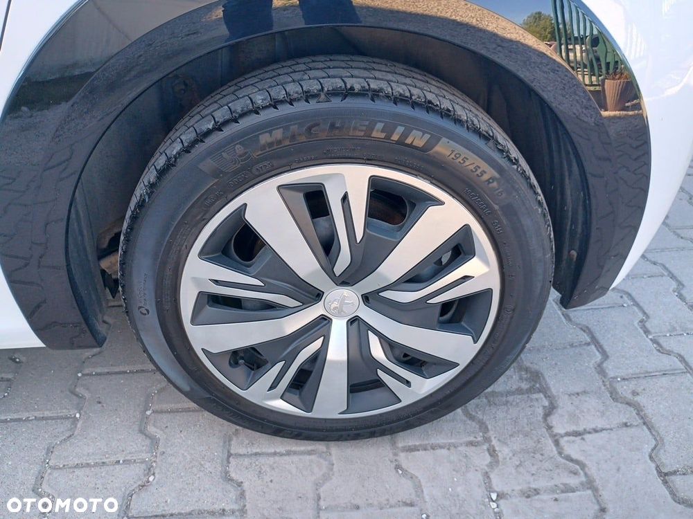 Peugeot 208 - 12