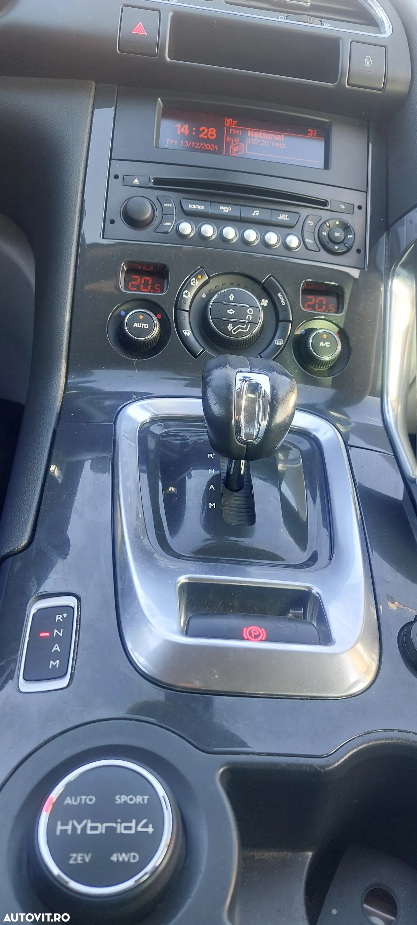 Peugeot 3008 Hybrid4 - 7