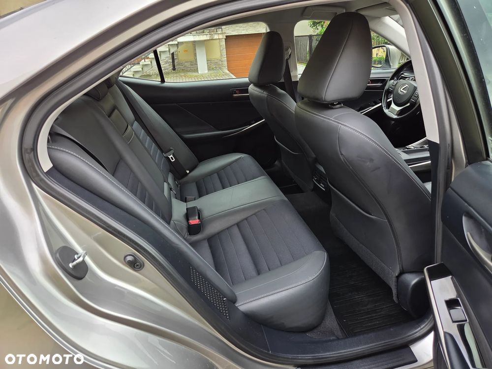 Lexus IS 300h Business Edition - 29
