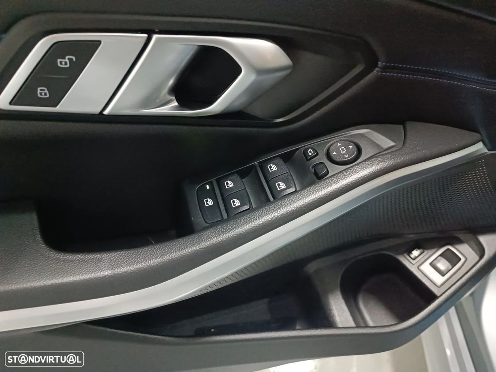 BMW 320 e Pack Desportivo M Auto - 30