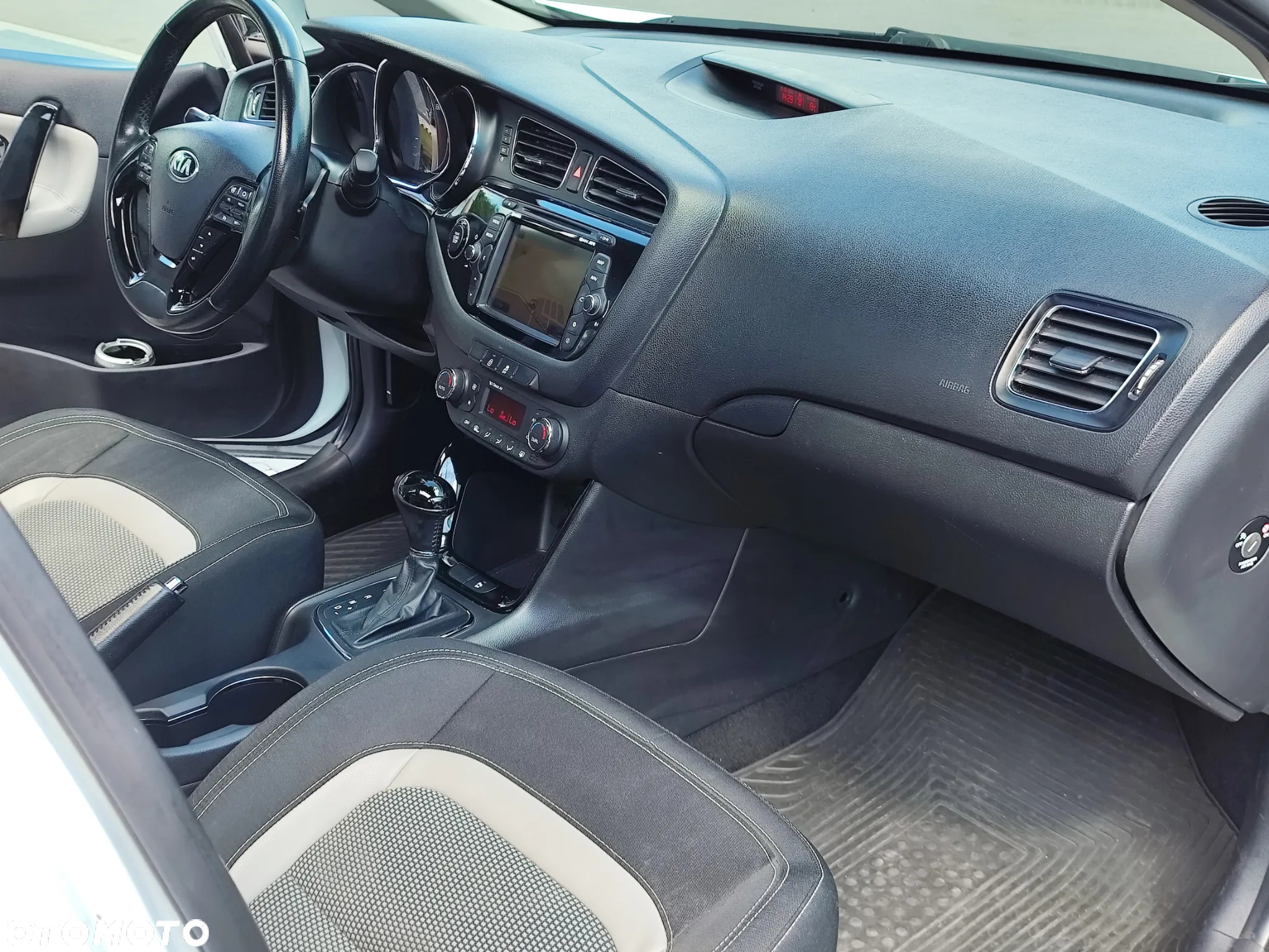 Kia Ceed 1.6 CRDi 128 Platinum Edition - 28