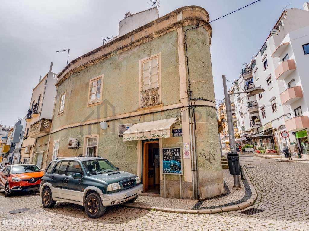 Moradia antiga composta por 3 lojas e Apartamento T2 - Grande imagem: 2/22