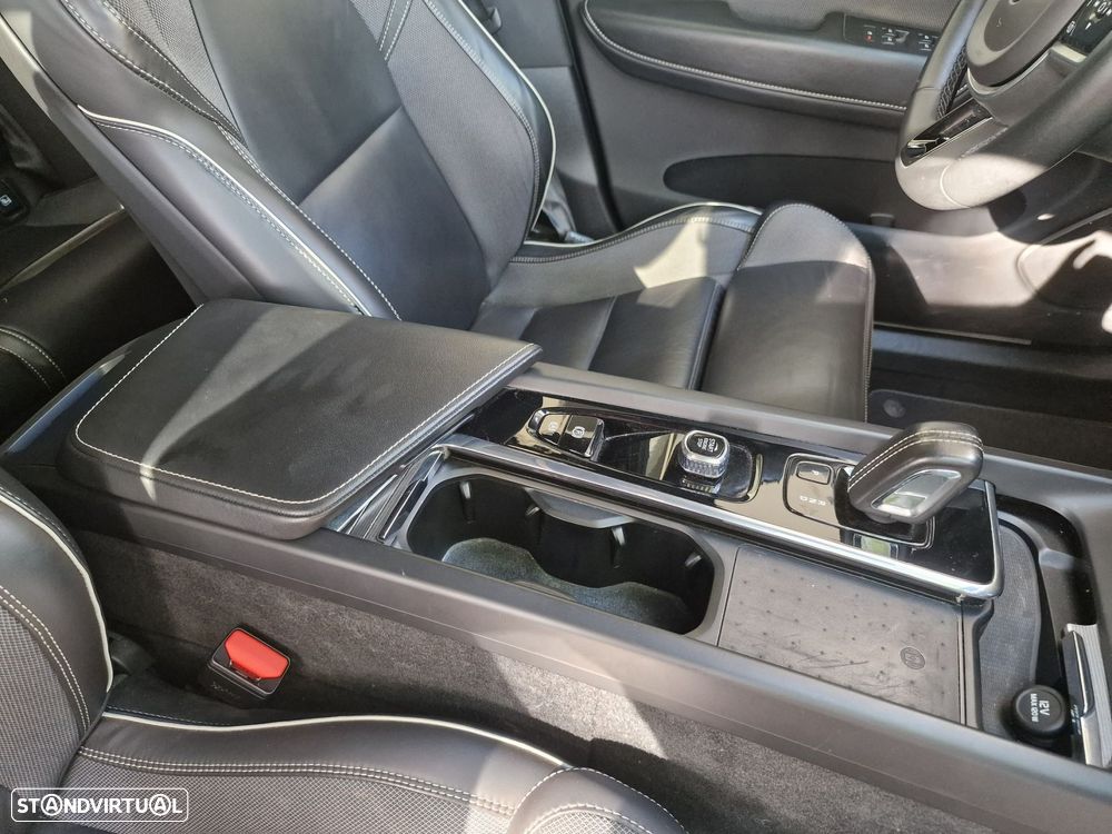 Volvo XC 60 2.0 T6 PHEV R-Design AWD - 28