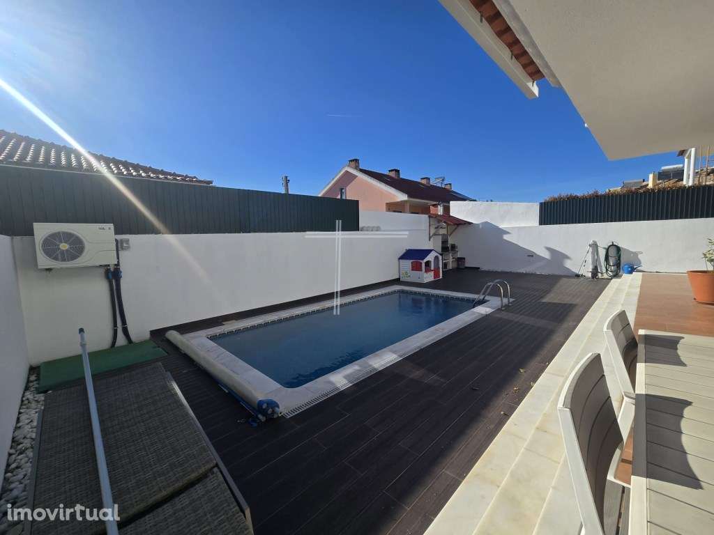 Moradia geminada T4+1, arquitetura tradicional com garagem e piscin... - Grande imagem: 2/35