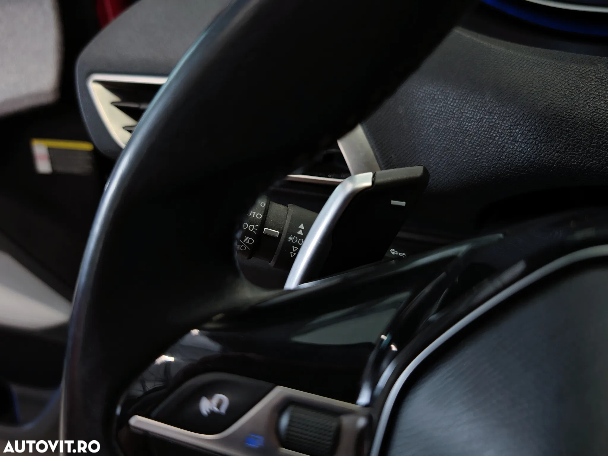 Peugeot 3008 1.2 PureTech S&S EAT8 Allure - 24