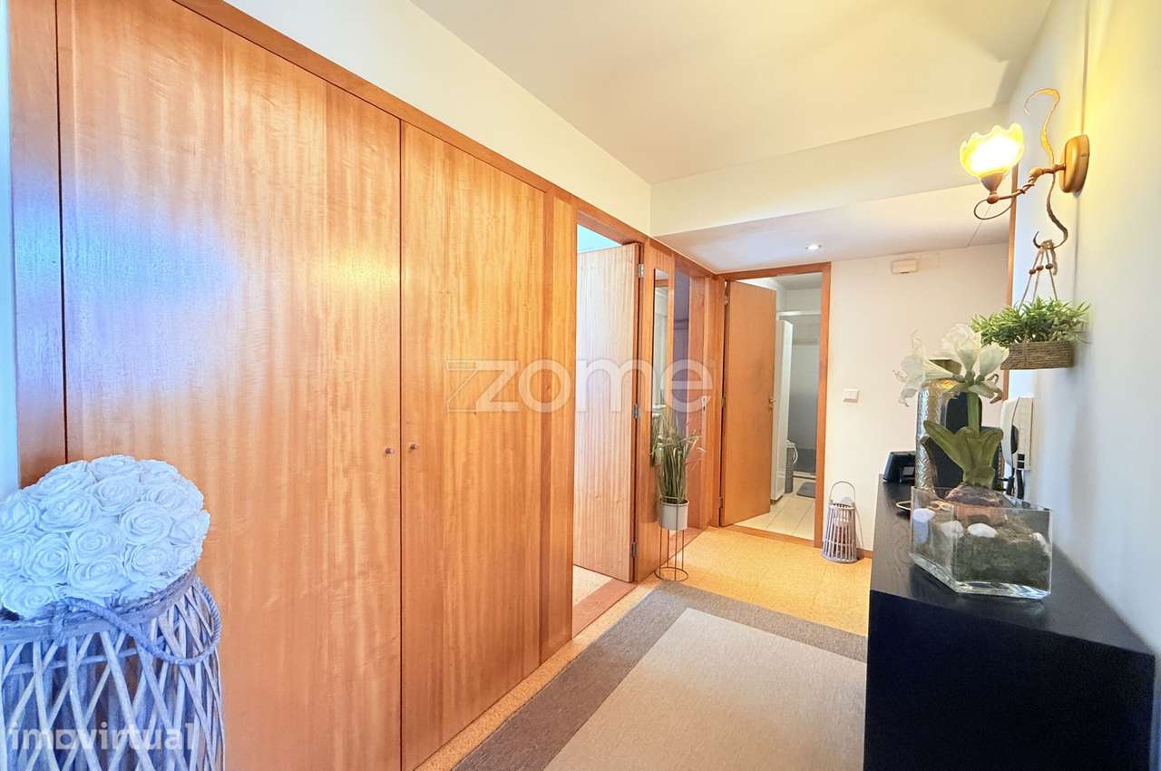 Apartamento T2 em Gondifelos | Conforto, luz natural e garagem fechada - Grande imagem: 2/21