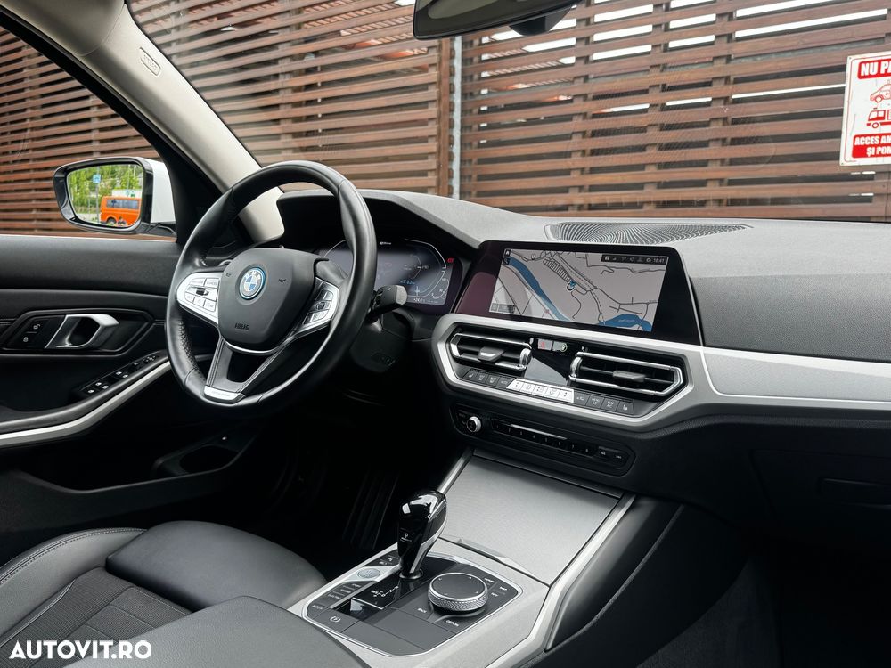 BMW Seria 3 330e Aut. Luxury Line - 24