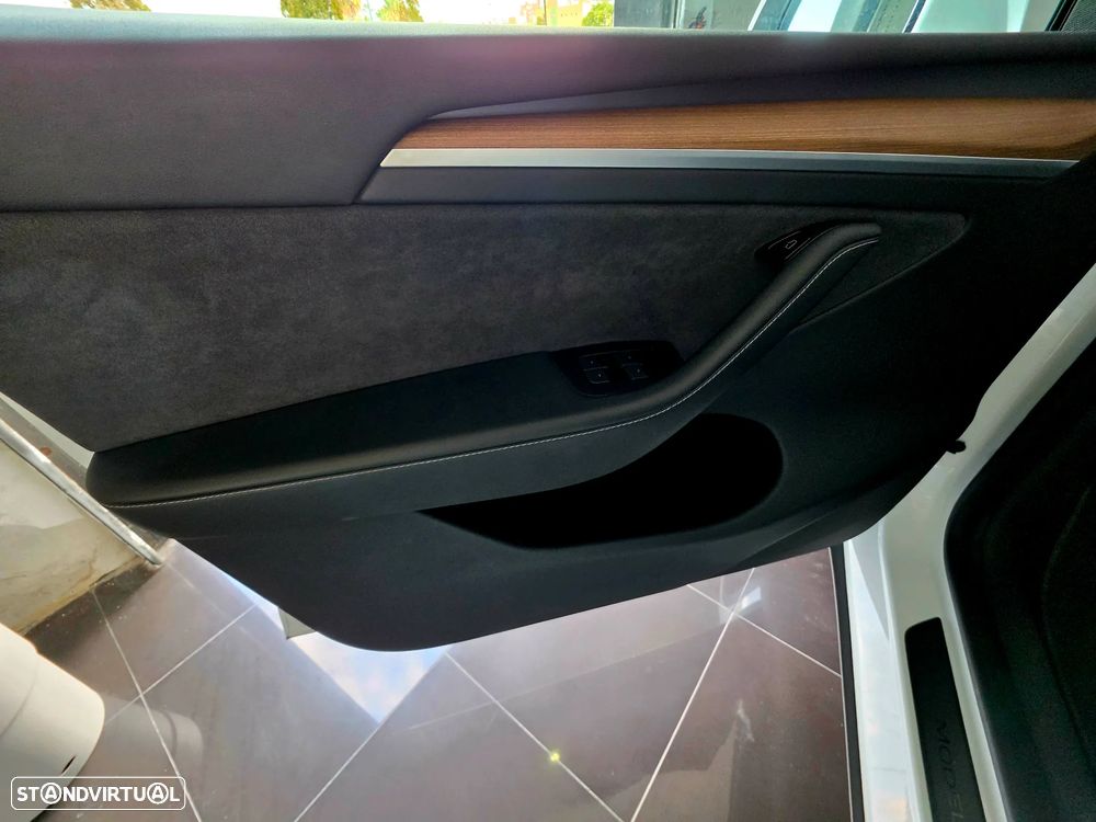 Tesla Model Y Long Range Dual Motor AWD - 14