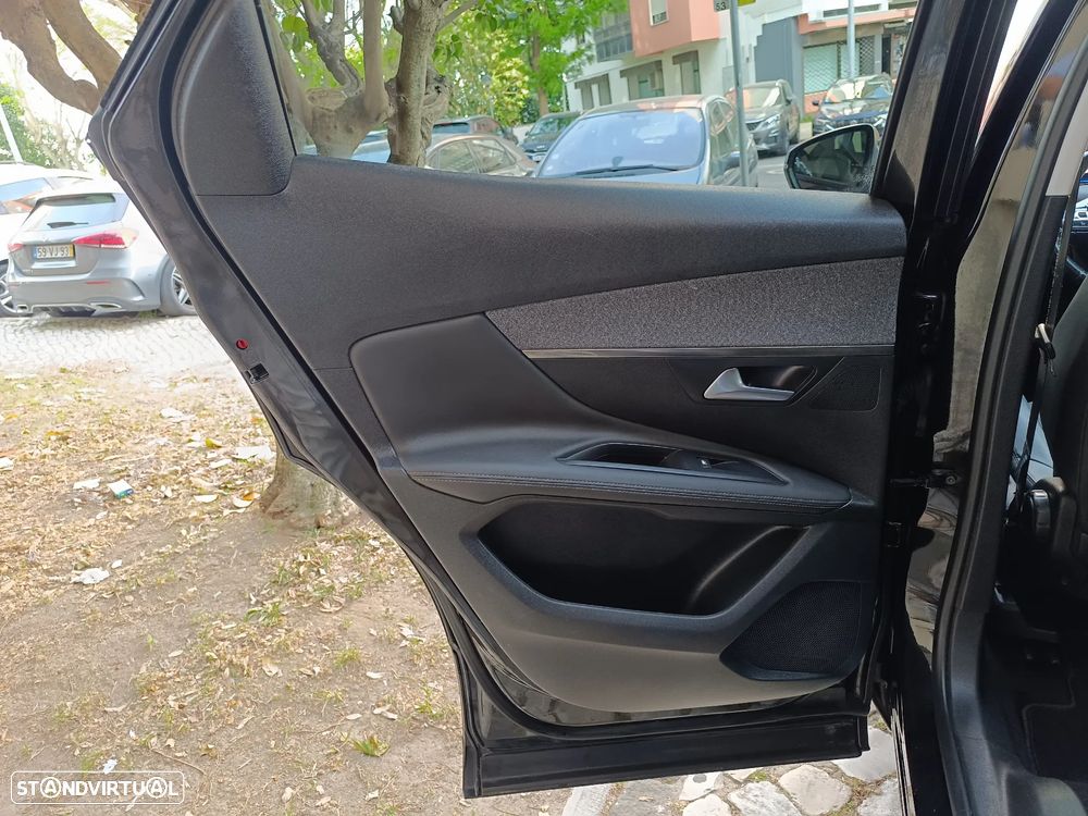 Peugeot 3008 1.2 PureTech Allure Pack EAT8 - 17