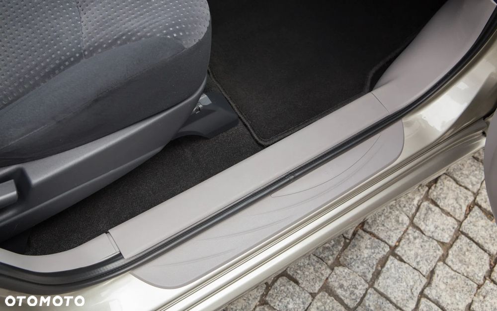 Mitsubishi Grandis 2.4 Intense - 23