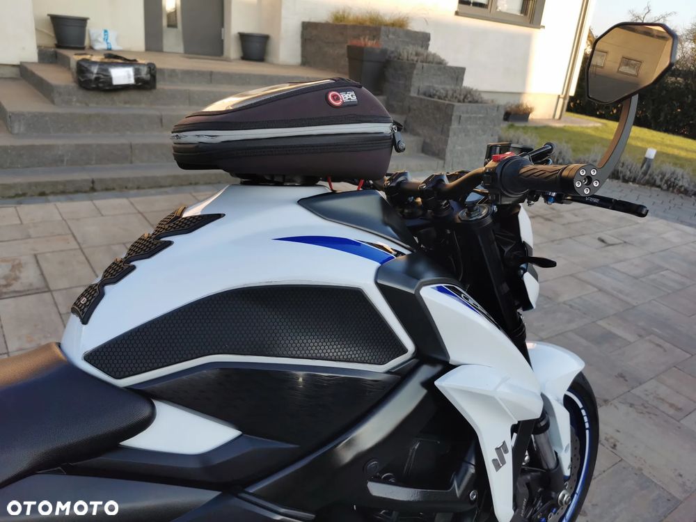 Suzuki GSX - 23