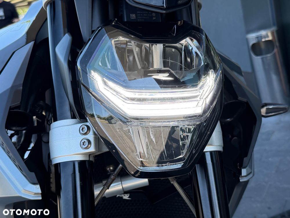 BMW F - 21