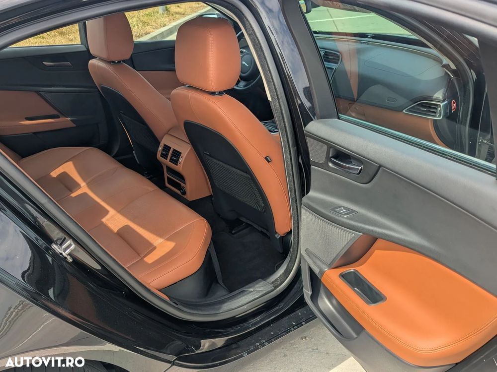 Jaguar XE 2.0 Prestige - 12