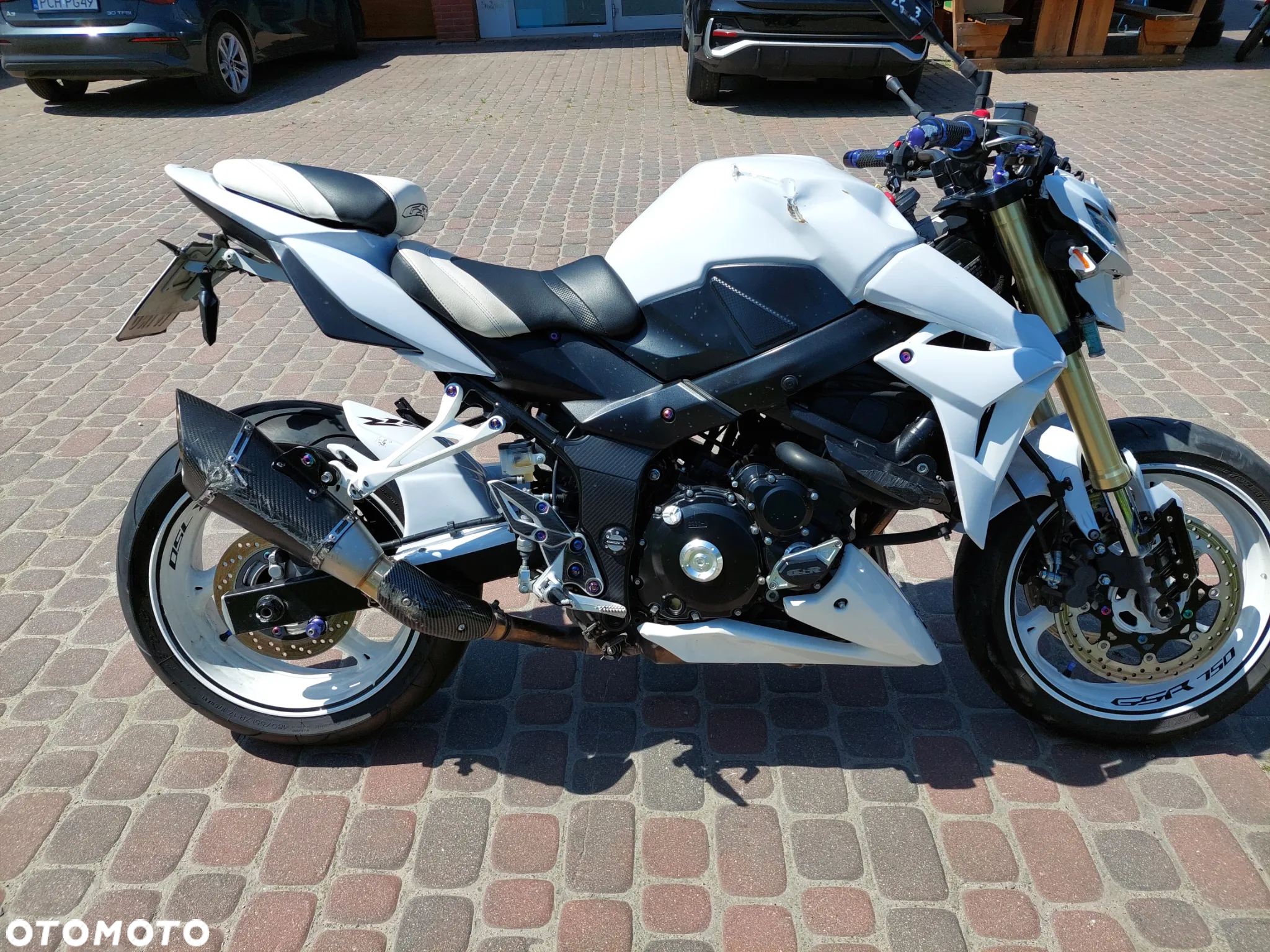 Suzuki GSR - 8