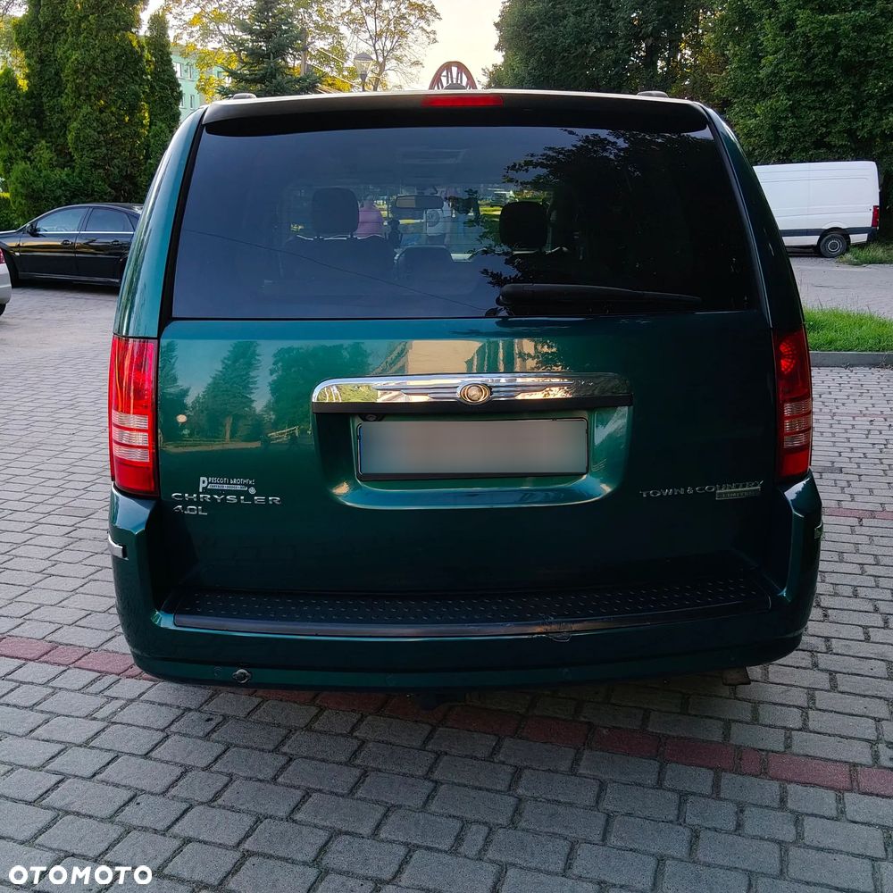 Chrysler Town & Country - 13