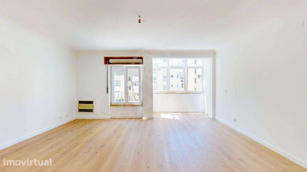 T2 Remodelado com Garagem, Elevador e Excelente Localização no Estoril - Grande imagem: 5/31