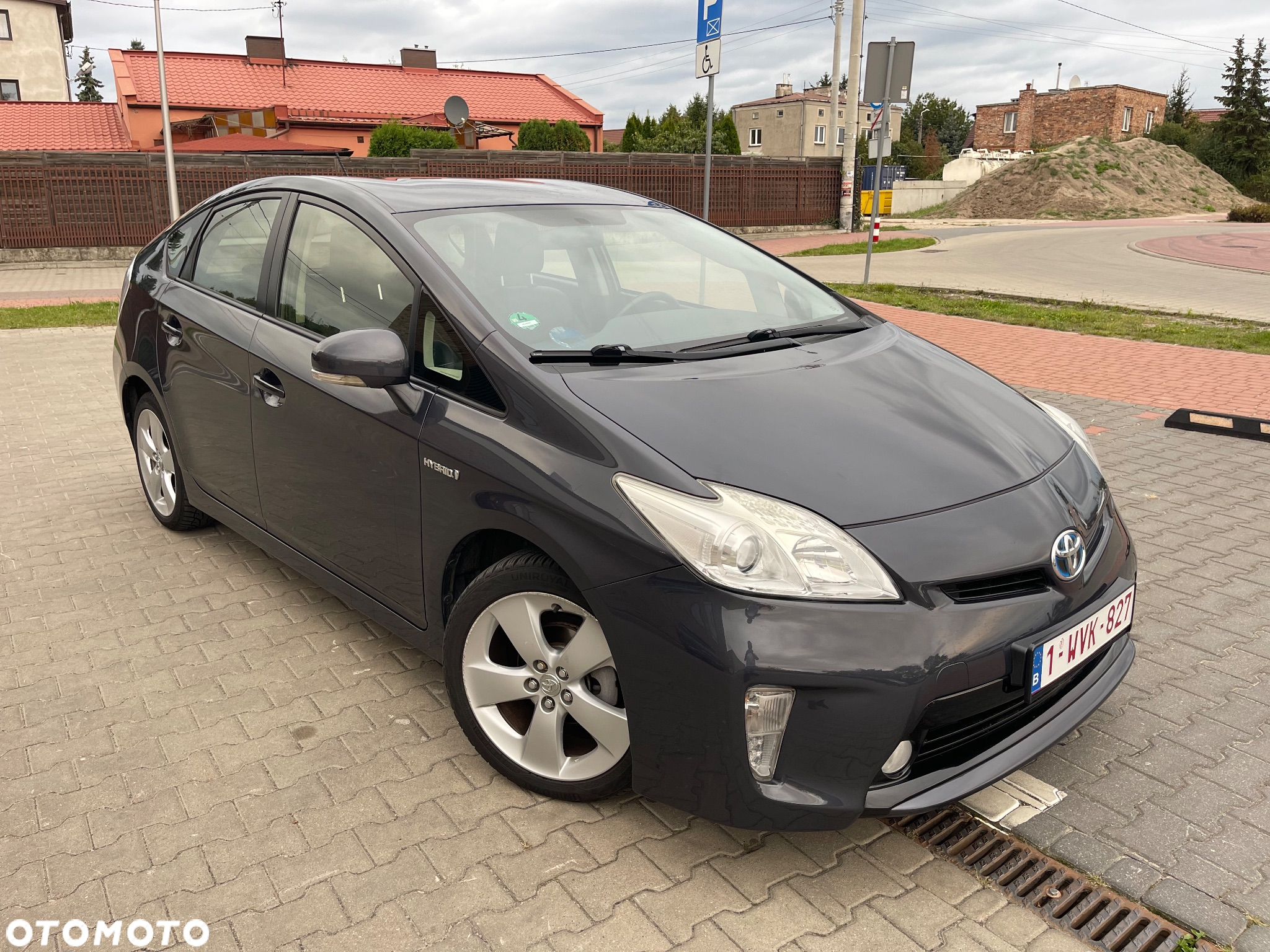 Toyota Prius 1.8 HSD Premium - 11